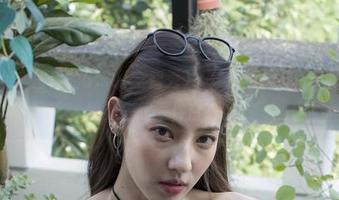最新白色套图里的G.su(全智秀)，穿着的那份白，似乎在召唤我去找一件白衬衫！