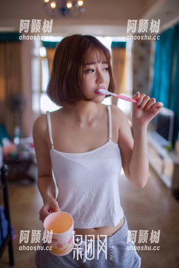 GIRLT果团网 - 尹意纯最新写真集里的眼镜，如同迷失在人群中的小猫，拨动着心弦，但又不太敢靠近。-阿颢树