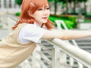 就在在线:Sally Dorasnow的甘雨职场装美图里总有让人想引发小讨论的那种气氛。