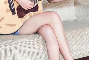 TouTiao头条女神 - 不一样的礼服展示：莫晓希在图库中变身超市特价品！