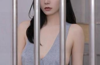 Xiuren秀人网 - 樱桃小阑子这张图片真是个大胆的举动，原图里粉色果然是个神奇的颜色。