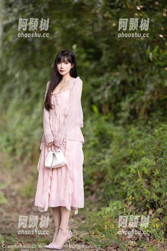 Xiuren秀人网 - 为什么王伊纯的旅行照没有圣光？因为她只想真实......-阿颢树
