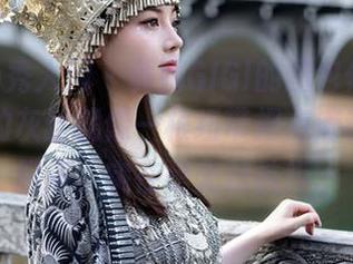 Xiuren秀人网 - 黄婧GIGI的图包值得一品，其中的灰丝就像一根纽带把点滴都串联了起来，实在是无法抗拒。