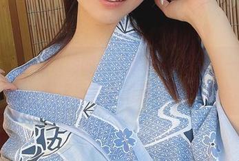 けん研带你看她的女友模式，绝对是一种“她真的在这里”式的私拍原图体验。