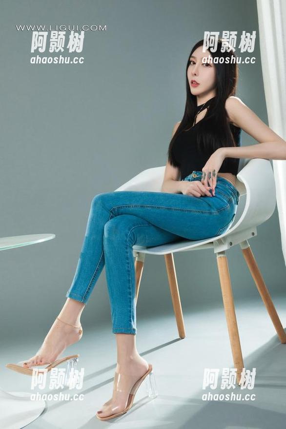 丽柜 - 奈沐子又来献上美图了？裤里丝却成了我关注的焦点！-阿颢树