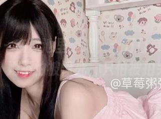 微密圈 - 在泳池里翻滚，十万口草莓粥粥说，她不怕被淹死，只怕被拍哭！