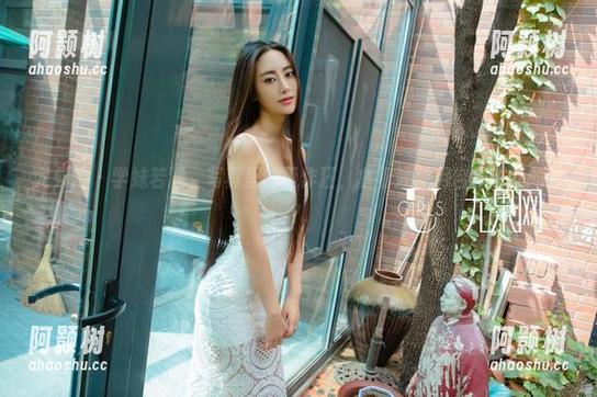 尤果网 - 学妹若涵，写真里的工作狂，拿着教材用自拍解乏的吗？-阿颢树