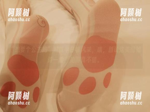 “想要个公主抱”展现牛仔裤风采，哦，别说这美图如诗一般，拍得真不错。-阿颢树