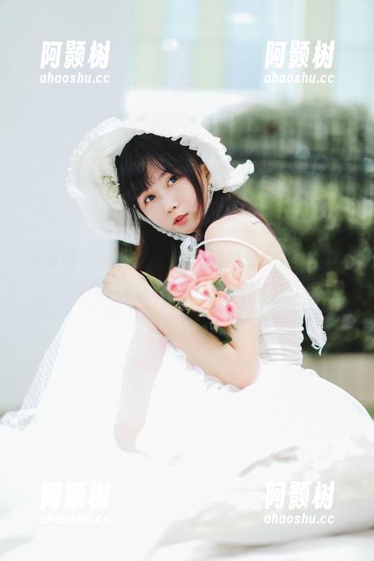 没听错，“是依酱呀”三月的丰满图包免费领取，快来刷屏吧！-阿颢树
