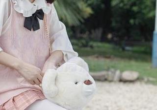 白色死库水映衬下的黑丝姿态——森萝财团的高清画面