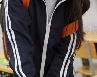 模范学院 - SOLO-尹菲和服真会选，我在网盘里一边重新下载一边深思。