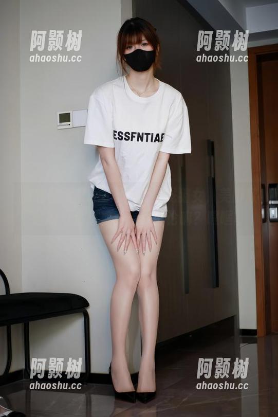 微密圈 - HD图册里的白龙猫女，美脚掀起的不止是视觉上的讨论嘛？嘿嘿。-阿颢树