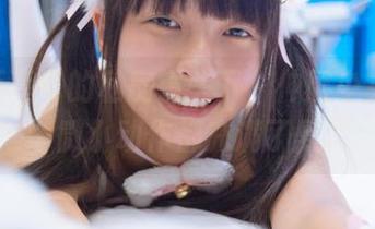 神楽坂真冬的私房镜头下，伸展少女的每一个微小动作都充满了默契。