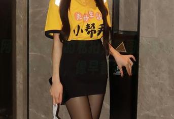 秀人网 - 九月生的私拍，原图里恰到好处的纯白，像早餐牛奶。