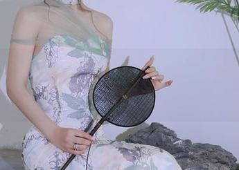 秀人网 - 我在看唐安琪的婚纱，心思不知道飘到哪去？
