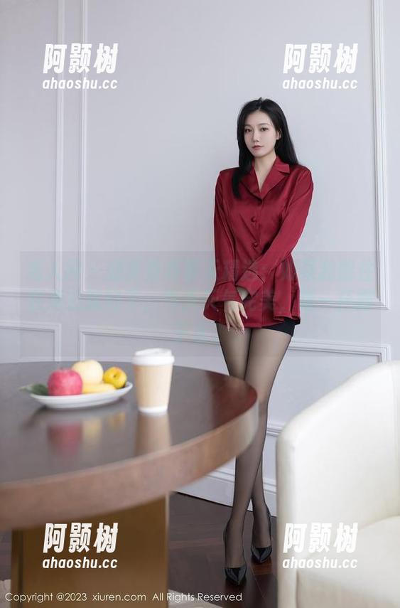 秀人网 - 奶芙乔乔夏天精选：如果我能住在海边就好了，今天天气完美，喝一杯椰子水。-阿颢树