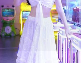 秀人网 - 最新出炉，月酱儿的套装作品集，我只想说，有那么几件衣服你能穿出门吗？