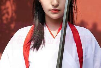 蜜桃社 - 图片中的琳琳ailin和浴室，似乎在上演一出无声的对话