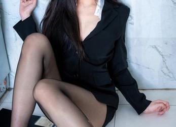 写真：听说蜜汁猫裘在海边，瞧她玩得不亦乐乎！