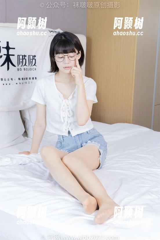 袜啵啵 - 小淳裸足最新动态，原图里的那串小石头，可以使个坏。-阿颢树