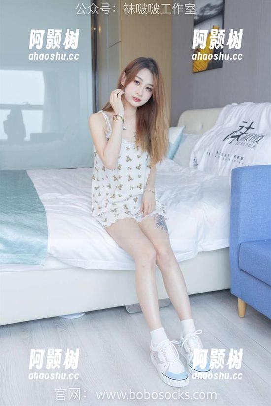 袜啵啵 - 听说小甜豆的厚黑色踩脚裤袜带来了福利，图片里她的每个姿势都像在邀请我进去！-阿颢树