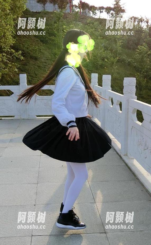 看着西尔酱的镂空写真，原图让我突然想起了那天晚上失眠时的思绪飘荡。-阿颢树