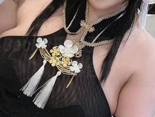 让贝贝琪Becky把普通变传奇：她的连衣裙写真合集