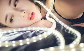 青豆客 - 停下来，观看艾小青的女王写真，真想为她加把劲儿！