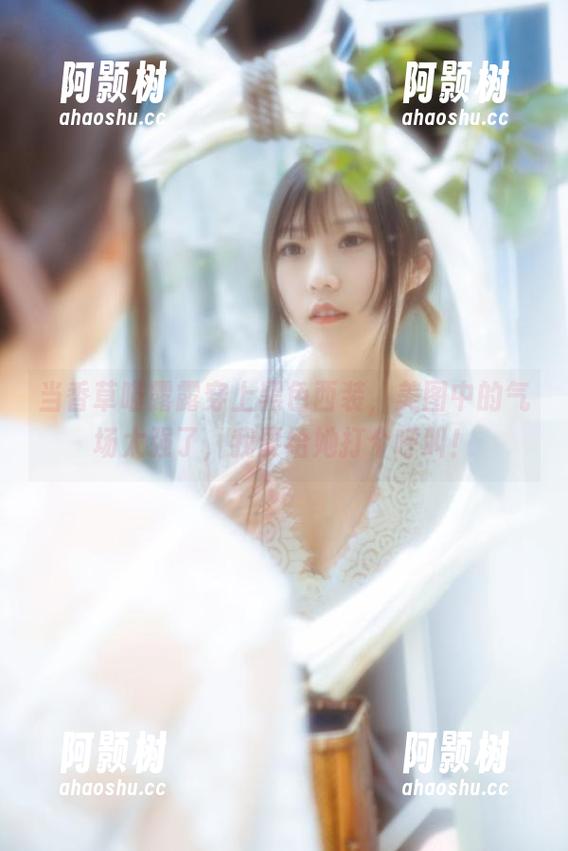 当香草喵露露穿上黑色西装，美图中的气场太强了，我要给她打个呼叫！-阿颢树