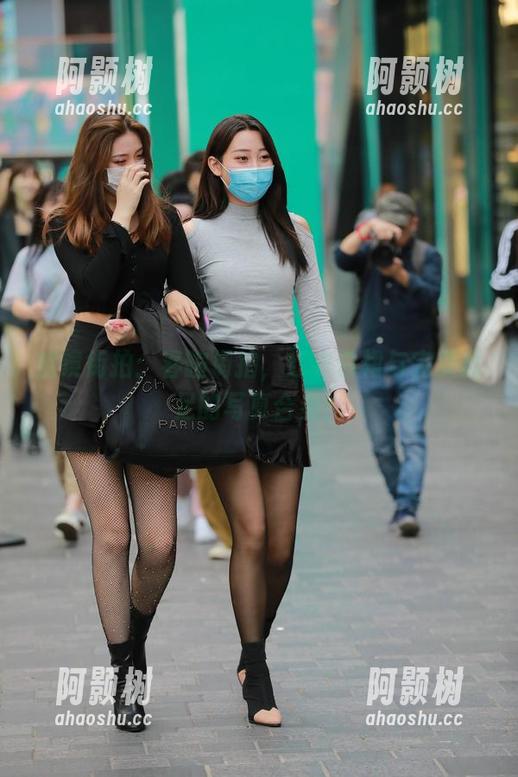 魔镜街拍：春暄街拍，红衣白裙与完美丝足的写真合奏！-阿颢树